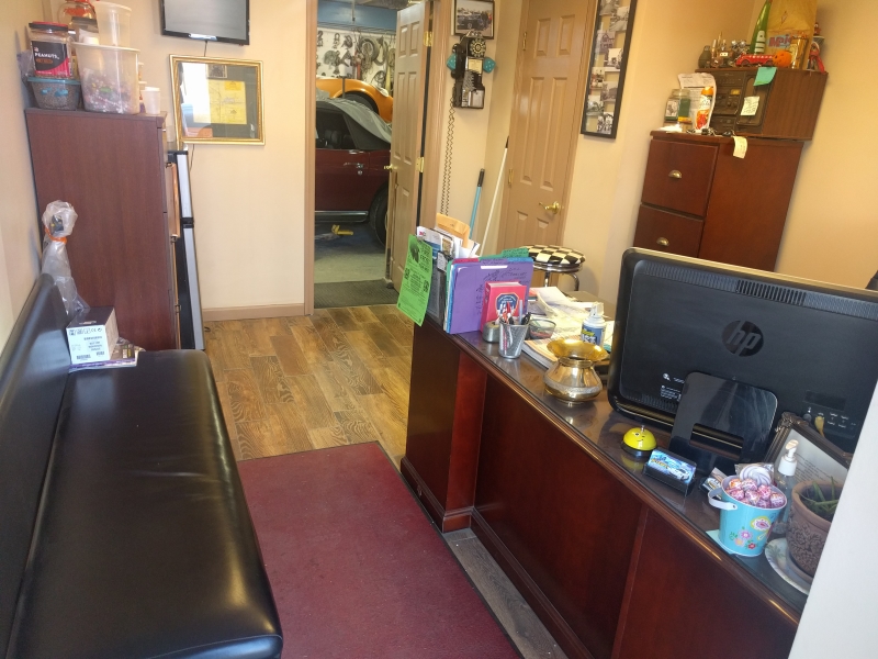 G&G Custom Auto Body Lobby